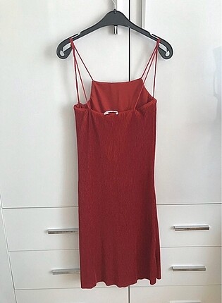 askılı kırmızı elbise