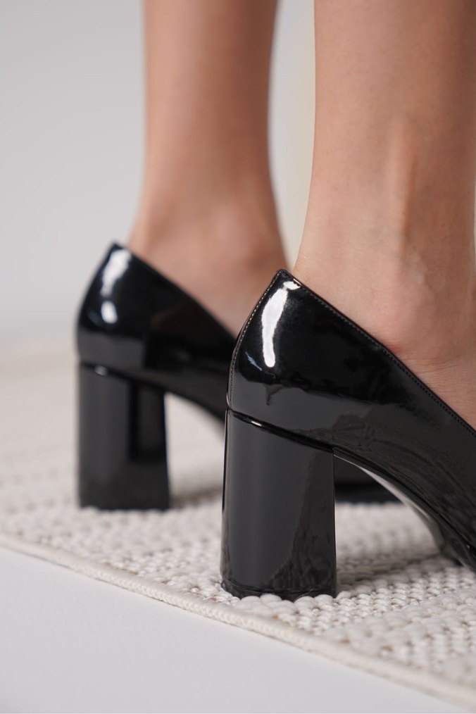 Siyah Parlak Klasik Topuklu Kadın Ayakkabı - Görsel 3