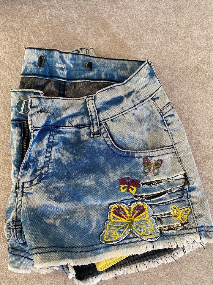 Renkli Bağlama Desenli Mini Kot Şort - Görsel 3