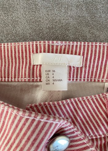 Düğmeli Kırmızı Çizgili Mini Kadın Şort - Görsel 3