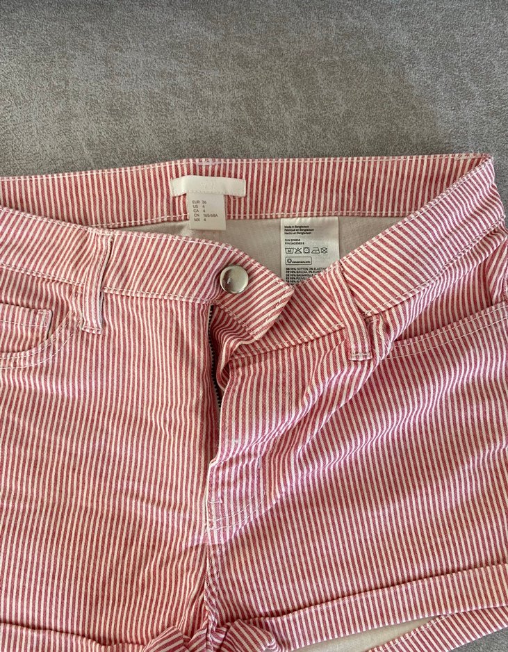 Düğmeli Kırmızı Çizgili Mini Kadın Şort - Görsel 4