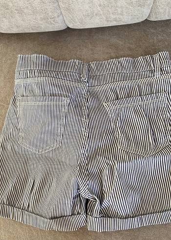 Düğmeli Çizgili Beyaz Mini Denim Şort - Görsel 4