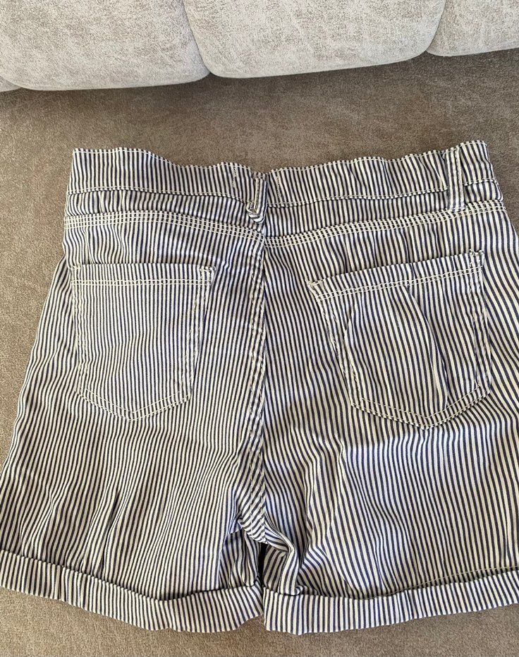 Düğmeli Çizgili Beyaz Mini Denim Şort - Görsel 4