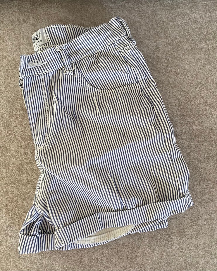 Düğmeli Çizgili Beyaz Mini Denim Şort - Görsel 5