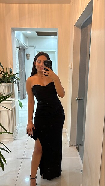 Siyah yırtmaçlı abiye elbise