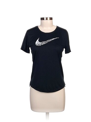 Nike T-shirt %70 İndirimli.