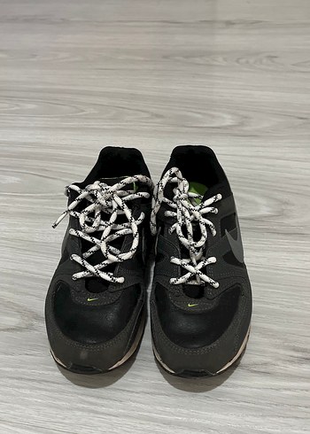 Nike Gri Yılan Desenli Bağcıklı Spor Ayakkabı