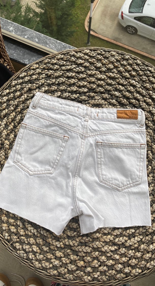 Beyaz Mini Denim Şort - Görsel 2
