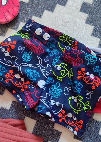 Renkli Erkek Çocuk Mayo ve Deniz Şortu deniz ayakkabıaı ve şapka - Görsel 3