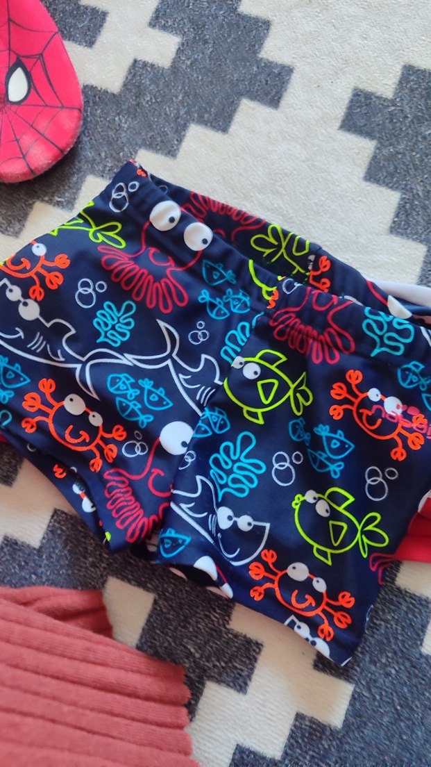 Renkli Erkek Çocuk Mayo ve Deniz Şortu deniz ayakkabıaı ve şapka - Görsel 3