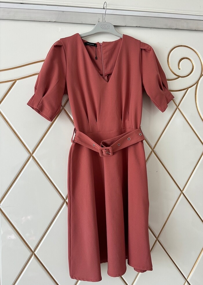 Pudra kemerli elbise - Görsel 4