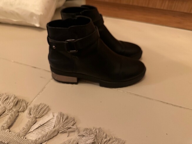 Bershka Bershka bilek fermuarlı topuğu metal detaylı bot