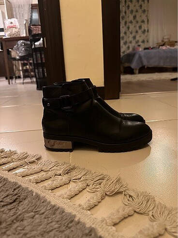 Bershka bilek fermuarlı topuğu metal detaylı bot