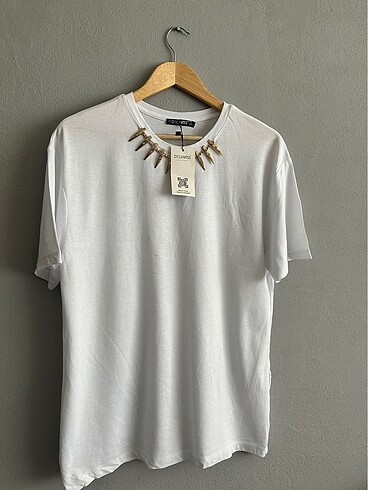 Kolye detaylı tshirt
