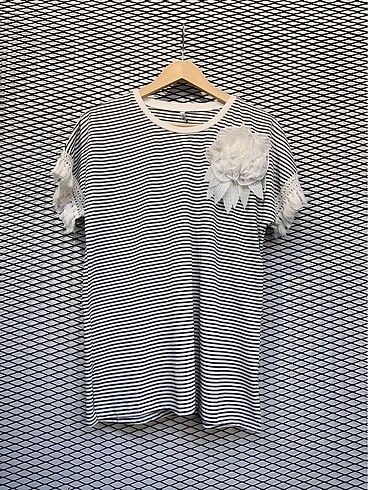Gül detaylı tshirt
