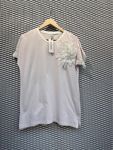 Gül detaylı tshirt