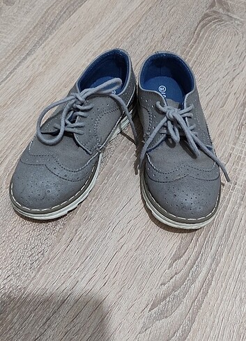 28 Beden gri Renk Az kullanılmış erkek çocuk ayakkabı 