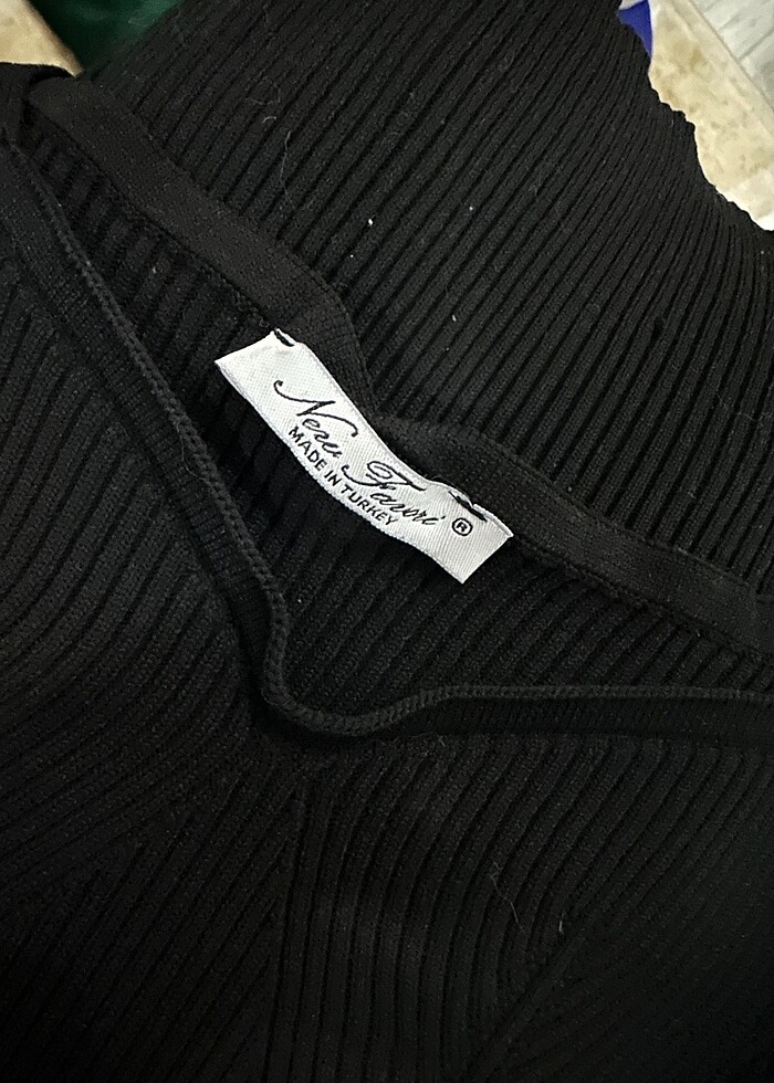 Siyah yırtmaçlı elbise - Görsel 2