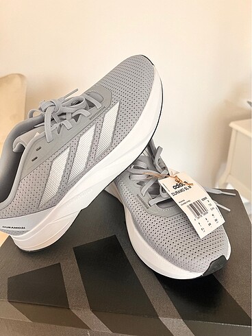 Adidas sıfır etiketli ayakkabı