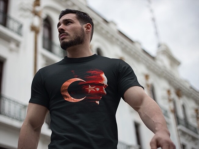 Bisiklet Yakalı Atatürk Baskılı T-shirt