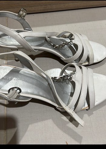 Beyaz Zincir Detaylı Topuklu Kadın Sandalet - Görsel 2