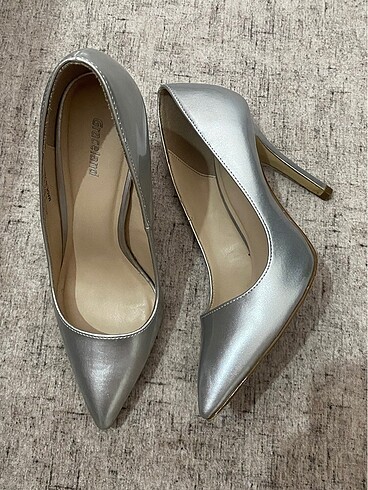 gümüş gri topuklu ayakkabı