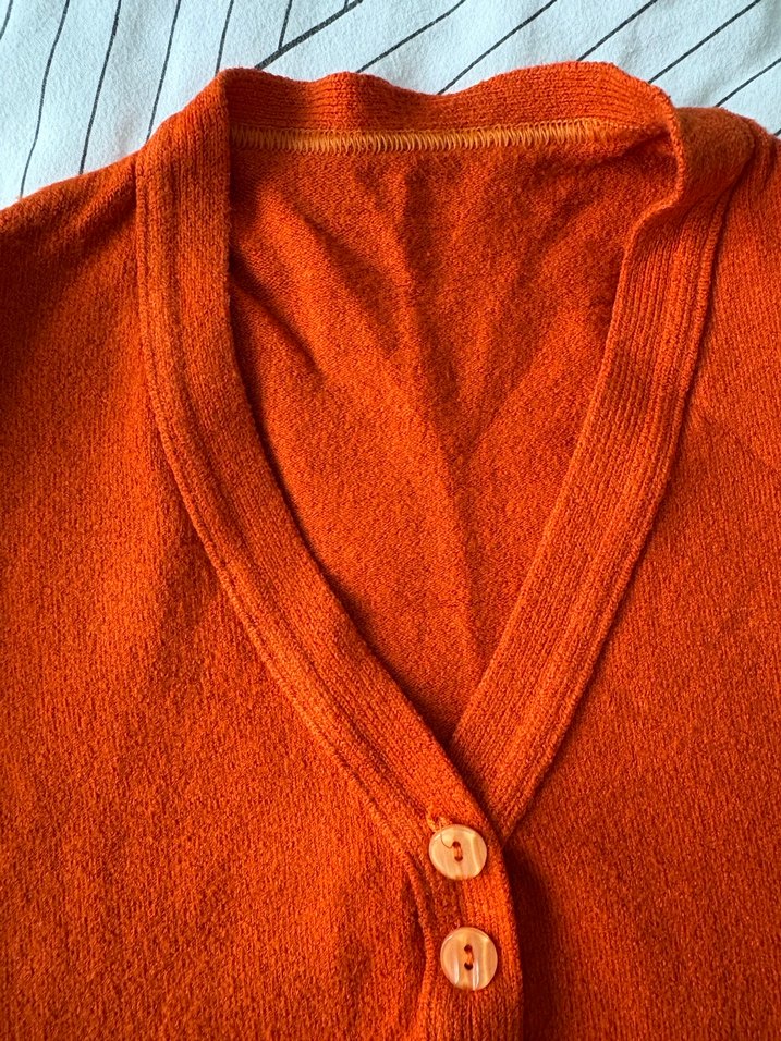 Düğmeli turuncu V Yaka Kadın Hırka - Görsel 5