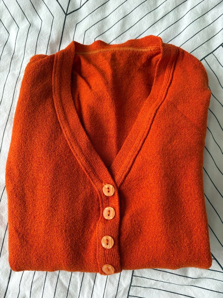 Düğmeli turuncu V Yaka Kadın Hırka - Görsel 3