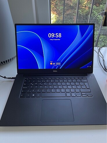 Dell XPS 15 7590 Laptop