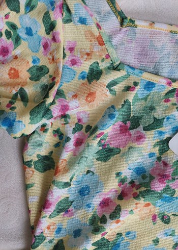 Çiçek Desenli Kısa Kollu Bluz - Görsel 2