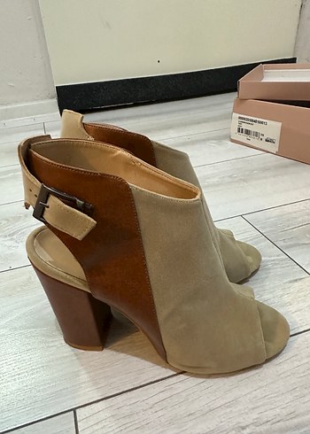 Diğer Bej Süet Tokalı topuklu ayakkabı