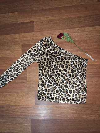 Leoparlı tek kol omuz