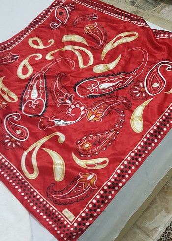 Kırmızı Parlak Desenli Kadın Fular - Görsel 2