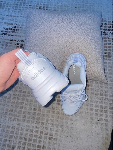 42 Beden beyaz Renk Adidas sneaker