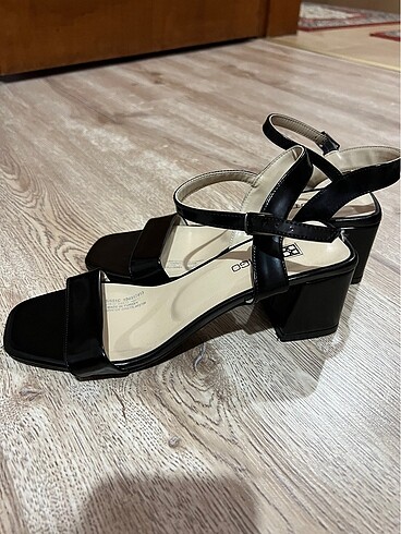 Zara Siyah bantlı topuklu ayakkabı