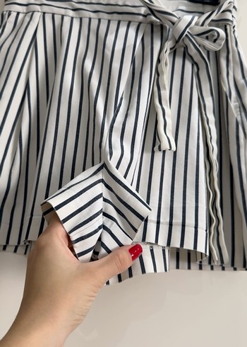 Beyaz Gri Çizgili Pilili Mini Şort - Görsel 2