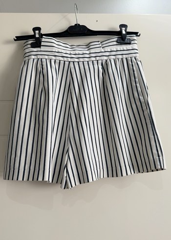 Beyaz Gri Çizgili Pilili Mini Şort - Görsel 3