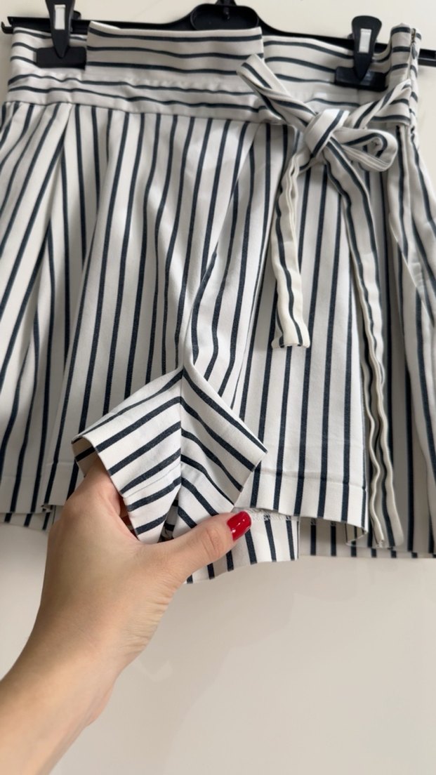 Beyaz Gri Çizgili Pilili Mini Şort - Görsel 2