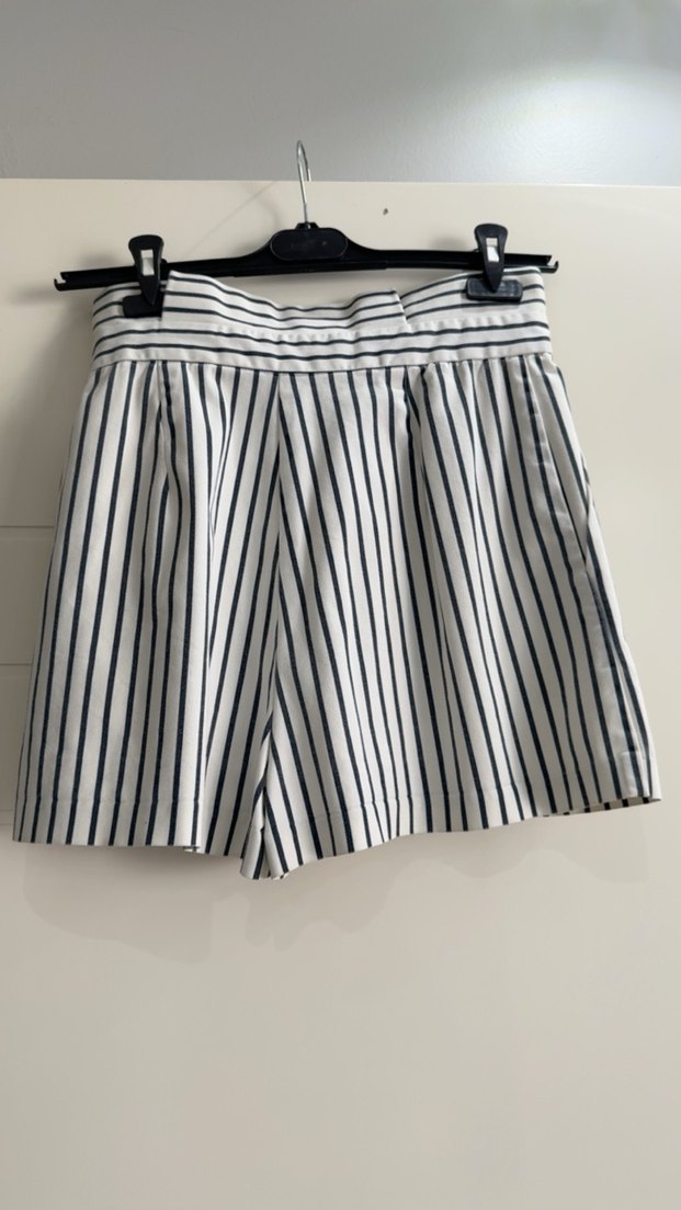 Beyaz Gri Çizgili Pilili Mini Şort - Görsel 3
