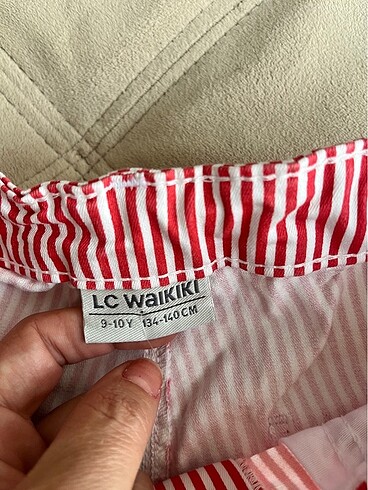LC Waikiki Kırmızı çizgili kız çocuk şort