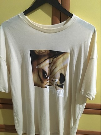 H&M Ariana Grande baskılı tişört