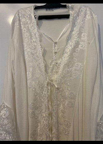 İşlemeli Beyaz Uzun Kadın Sabahlık - Görsel 2