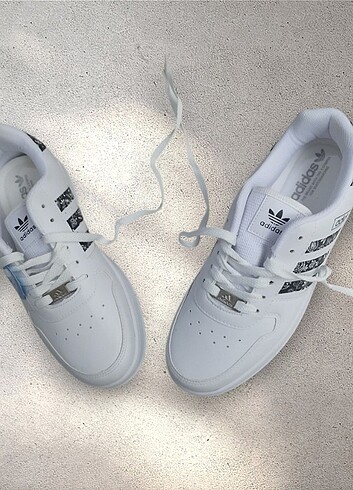 38 Beden Adidas unisex şeritli spor ayakkabı