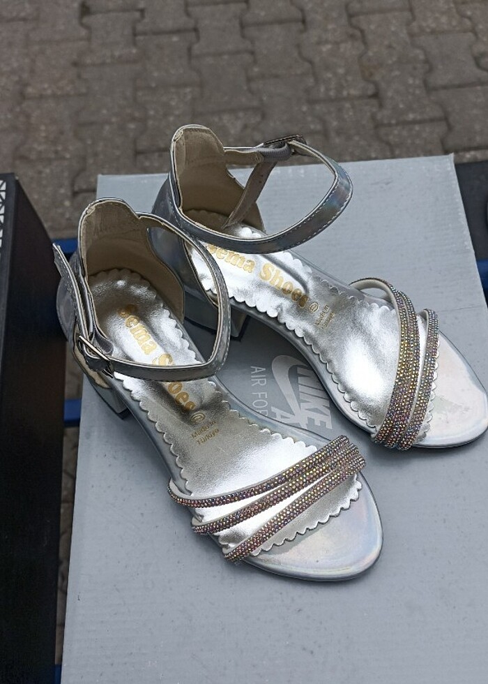 Kız çocuk beyaz ve helogram gümüş renk topuklu Modellerimiz yumu - Görsel 2