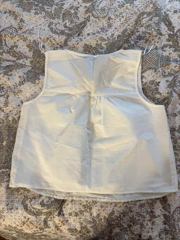 Dantel Detaylı Beyaz Kolsuz V Yaka Kadın Bluz - Görsel 2