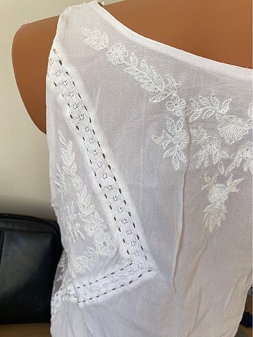 Zara Zara model işlemeli arkası tül detay bluz
