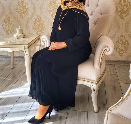 Siyah piliseli elbise