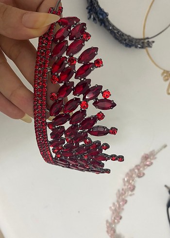 Accessorize Kırmızı Pul Detaylı Parlak Taç Kına tacı