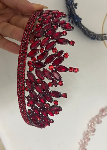 Kırmızı Pul Detaylı Parlak Taç Kına tacı
