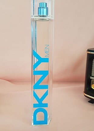 Beden DKNY MEN ENERGIZING EAU DE COLOGNE LIMITED EDITION 100 ML